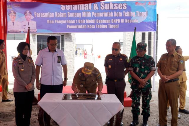 Wali Kota Tebingtinggi, Iman Irdian Saragih, tandatangani prasasti peresmian kolam renang