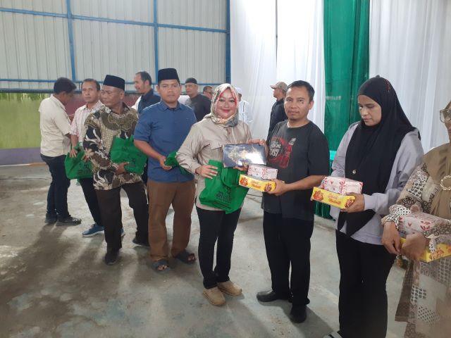 Anggota DPRD Medan Fraksi Hanura-PKB, Roma Uli Silalahi, berikan souvenir usai Reses V Masa Sidang II Tahun Sidang 2025-2026 di Medan Marelan