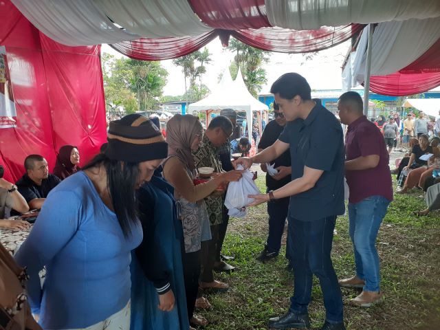 Anggota DPRD Medan Fraksi PSI, Reinhart Jeremy Anindhita, berikan souvenir usai Reses V Masa Sidang II Tahun Sidang 2025-2026 di Medan Timur