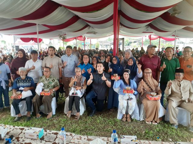 Anggota DPRD Medan Fraksi PSI, Reinhart Jeremy Anindhita, foto bersama usai Reses V Masa Sidang II Tahun Sidang 2025-2026 di Medan Timur