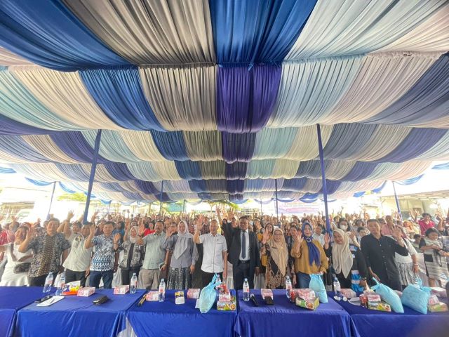 Anggota DPRD Medan Fraksi Partai Demokrat, Dodi Robert Simangunsong, foto bersama usai Reses V Masa Sidang II di Jalan Sederhana Medan Kota