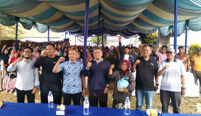 Anggota DPRD Medan Fraksi Partai Demokrat, Dodi Robert Simangunsong, foto bersama usai Sosper II TA 2026 di Medan Amplas
