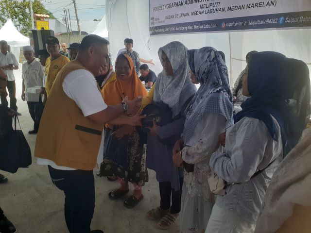 Anggota DPRD Medan Fraksi Partai NasDem, Saipul Bahri, berikan souvenir usai Sosper II TA 2026 di Medan Labuhan