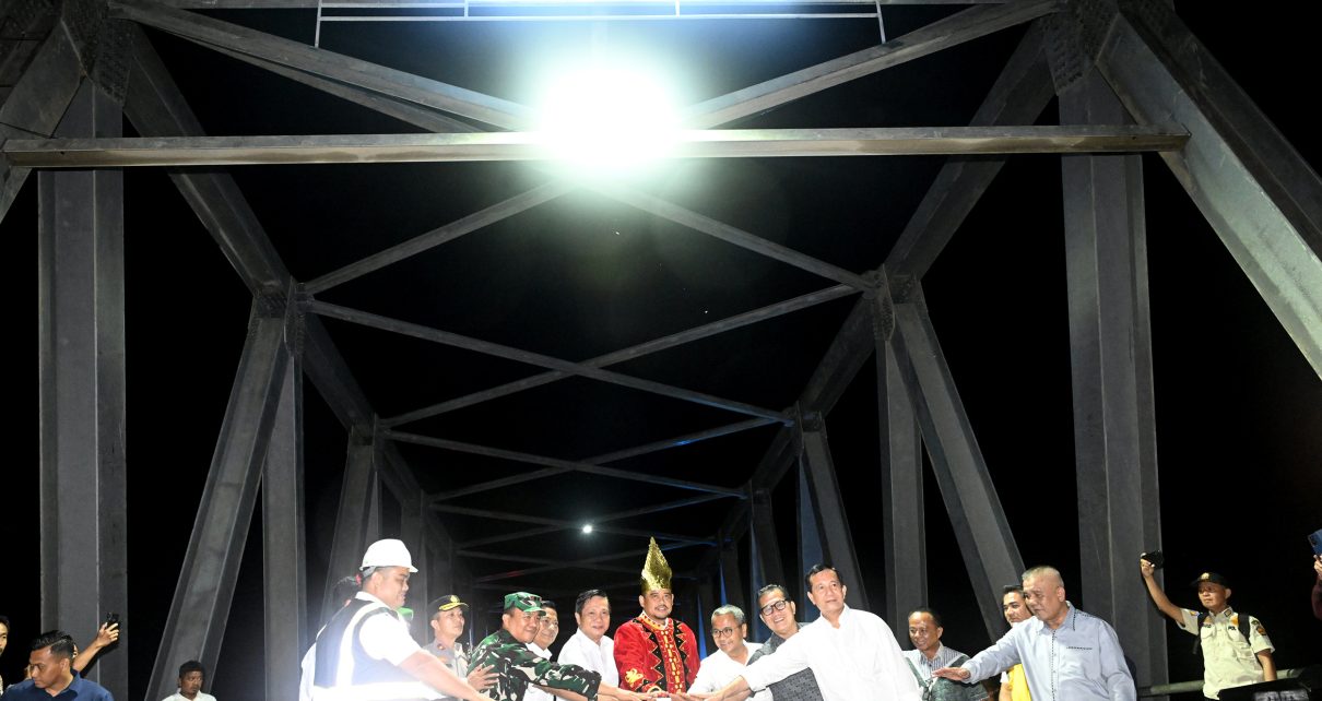 Gubernur Sumut, Bobby Nasution, tekan tombol sirine resmikan Jembatan Idano Noyo Nias Barat