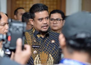 Gubernur Sumut, Bobby Nasution, beri keterangan kepada wartawan usai menghadiri pengukuhan ABPEDNAS