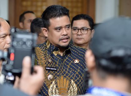 Gubernur Sumut, Bobby Nasution, beri keterangan kepada wartawan usai menghadiri pengukuhan ABPEDNAS