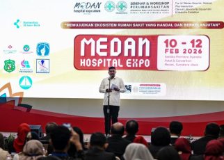 Gubernur Sumut, Bobby Nasution, berikan sambutan ketika membuka Medan Hospital Expo di Medan