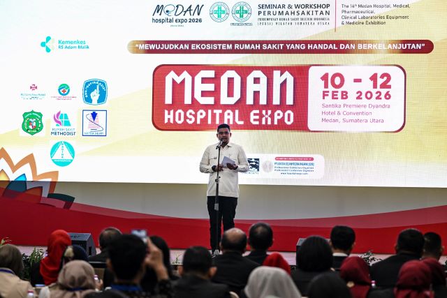 Gubernur Sumut, Bobby Nasution, berikan sambutan ketika membuka Medan Hospital Expo di Medan