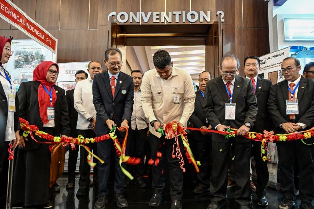 Gubernur Sumut, Bobby Nasution, gunting pita saat membuka Medan Hospital Expo di Medan