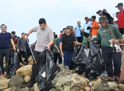 Gubernur Sumut, Bobby Nasution, kurve di Pantai Sorak Nias