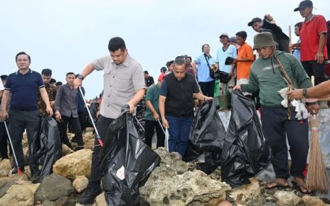 Gubernur Sumut, Bobby Nasution, kurve di Pantai Sorak Nias