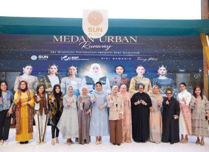 Ketua Dekranasda Kota Medan, Airin Rico Waas, pada Medan Urban Runway