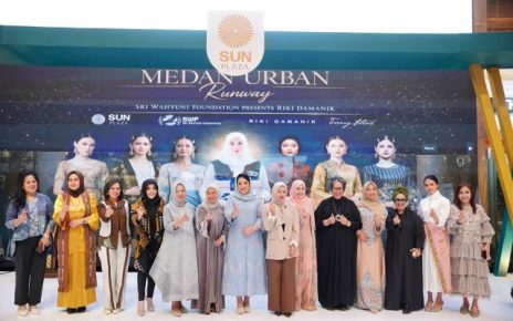 Ketua Dekranasda Kota Medan, Airin Rico Waas, pada Medan Urban Runway