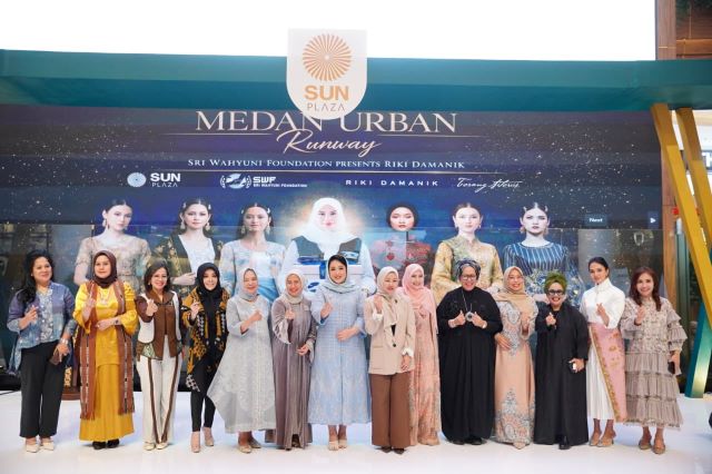 Ketua Dekranasda Kota Medan, Airin Rico Waas, pada Medan Urban Runway