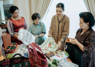 Ketua Dekranasda Sumut, Kahiyang Ayu, Promosikan Kriya Sumut kepada Ketua IAD Pusat