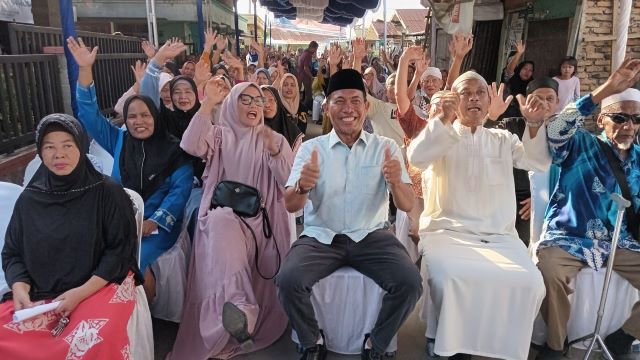Ketua Fraksi PAN-Perindo DPRD Medan, T. Bahrumsyah, foto bersama usai Reses V Masa Sidang II Tahun Sidang 2025-2026 di Jalan Ciliwung Belawan 1
