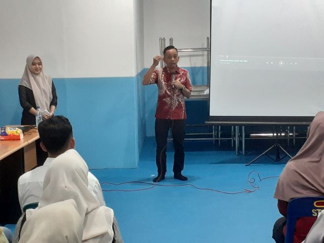 Ketua Mitra Yayasan Muda Santun Bermanfaat, Sudari, buka MOOC di SPPG Jalan Yos Sudarso Medan