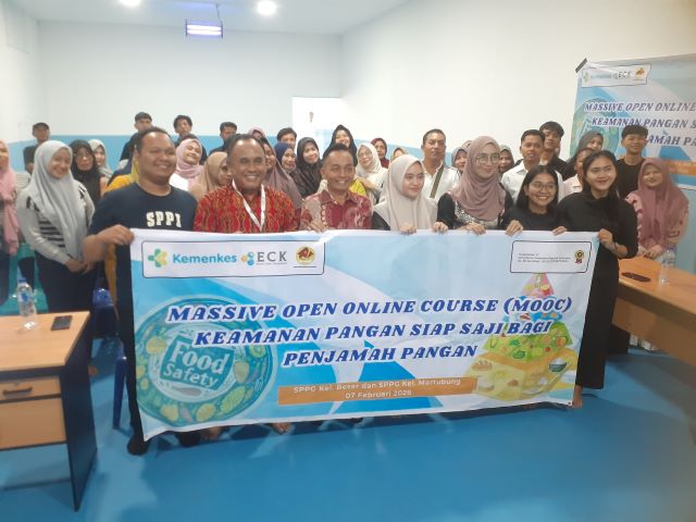 Ketua Yayasan Muda Santun Bermanfaat, Sudari, foto bersama pada MOOC di SPPG Jalan Yos Sudarso Medan