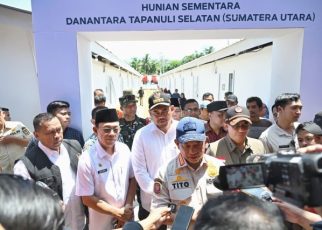 Mendagri, Tito Karnavian, didampingi Gubernur Sumut & Bupati Tapsel beri keterangan di Huntara Tapsel