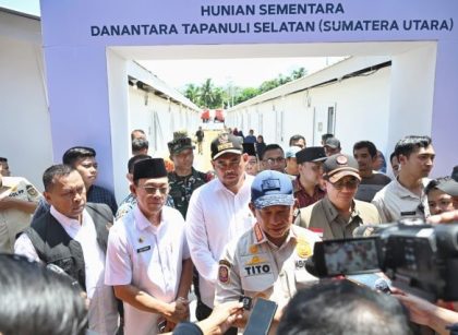 Mendagri, Tito Karnavian, didampingi Gubernur Sumut & Bupati Tapsel beri keterangan di Huntara Tapsel