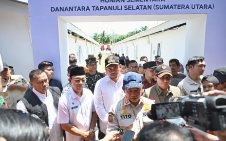 Mendagri, Tito Karnavian, didampingi Gubernur Sumut & Bupati Tapsel beri keterangan di Huntara Tapsel