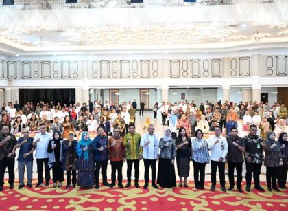 Sekdaprov Sumut, Sulaiman Harahap, foto bersama usai sosialisasi TPPO