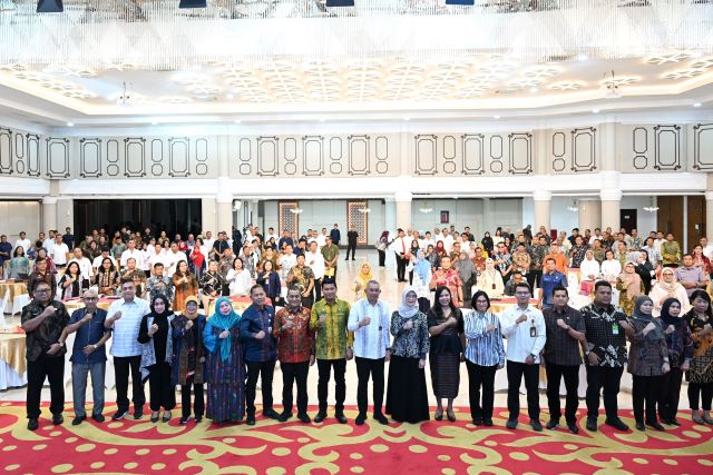 Sekdaprov Sumut, Sulaiman Harahap, foto bersama usai sosialisasi TPPO