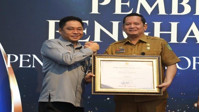Sekretaris DPRD Medan, M. Ali Sipahutar, terima penghargaan