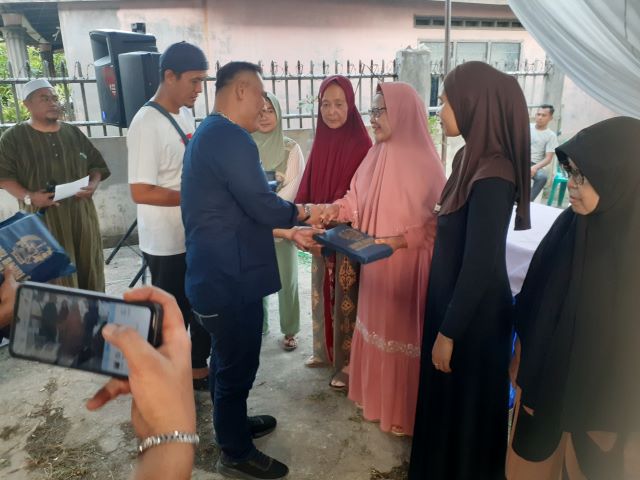 Sekretaris Fraksi Partai NasDem DPRD Medan, Saipul Bahri, berikan souenir usai Reses V Masa Sidang II Tahun Sidang 2025-2026 di Kelurahan Besar