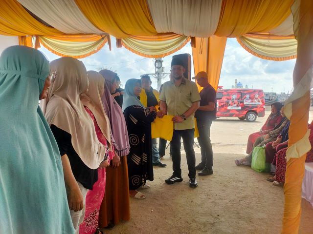 Wakil Ketua DPRD Kota Medan, Hadi Suhendra, berikan souvenir usai Sosper 2 TA 2026 di Belawan