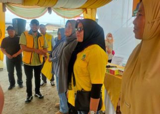 Wakil Ketua DPRD Medan, Hadi Suhendra, berika souvenir usai Reses V Masa Sidang II Tahun Sidang 2025-2026 di Belawan