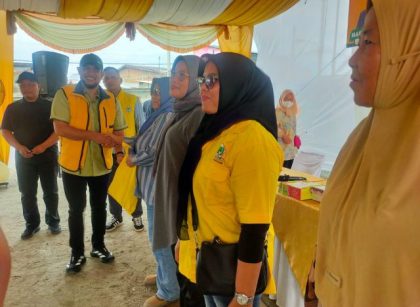 Wakil Ketua DPRD Medan, Hadi Suhendra, berika souvenir usai Reses V Masa Sidang II Tahun Sidang 2025-2026 di Belawan