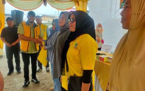 Wakil Ketua DPRD Medan, Hadi Suhendra, berika souvenir usai Reses V Masa Sidang II Tahun Sidang 2025-2026 di Belawan