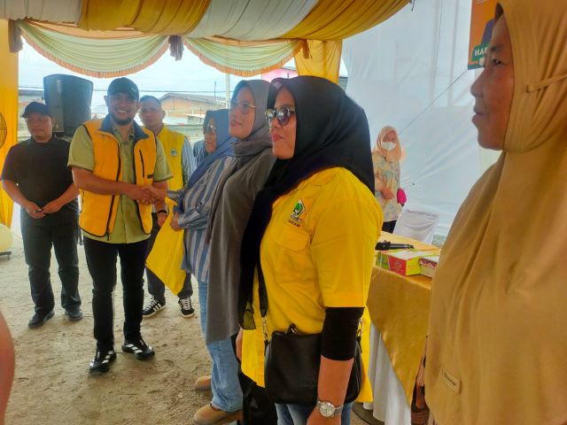 Wakil Ketua DPRD Medan, Hadi Suhendra, berika souvenir usai Reses V Masa Sidang II Tahun Sidang 2025-2026 di Belawan