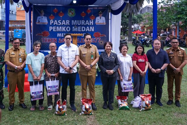 Wali Kota Medan, Rico Tri Putra Bayu Waas, buka pasar murah Imlek 2026