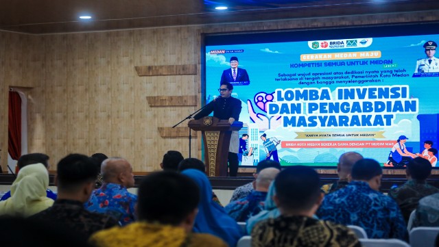 Wali Kota Medan, Rico Tri Putra Bayu Waas, pada penyerahan hadiah pemenang inovator