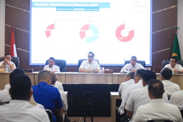 Wali Kota Medan, Rico Tri Putra Bayu Waas, pimpin rapat bersama jajaran