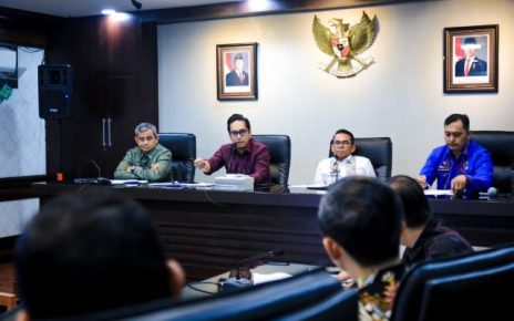 Wali Kota Medan, Rico Tri Putra Bayu Waas, pimpin rapat paparan PUD Pembangunan