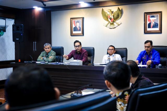 Wali Kota Medan, Rico Tri Putra Bayu Waas, pimpin rapat paparan PUD Pembangunan