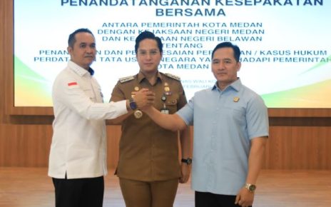 Wali Kota Medan, Rico Tri Putra Bayu Waas, salam komando dengan Kajari Medan & Kajari Belawan