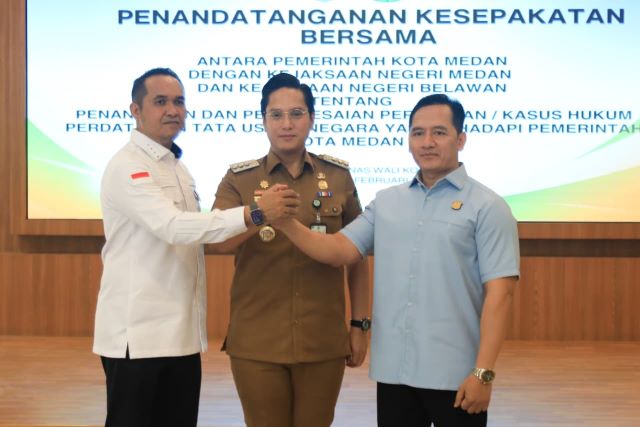 Wali Kota Medan, Rico Tri Putra Bayu Waas, salam komando dengan Kajari Medan & Kajari Belawan
