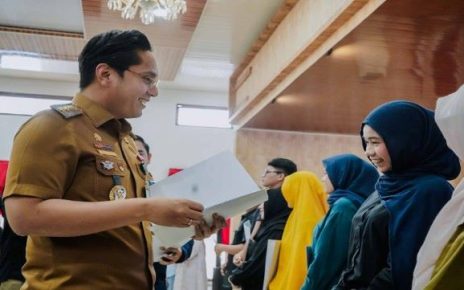 Wali Kota Medan, Rico Tri Putra Bayu Waas, serahkan sertifikat halal kepada UMKM
