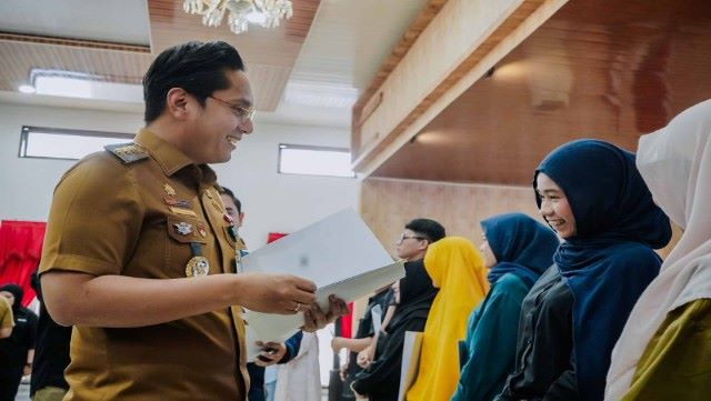 Wali Kota Medan, Rico Tri Putra Bayu Waas, serahkan sertifikat halal kepada UMKM