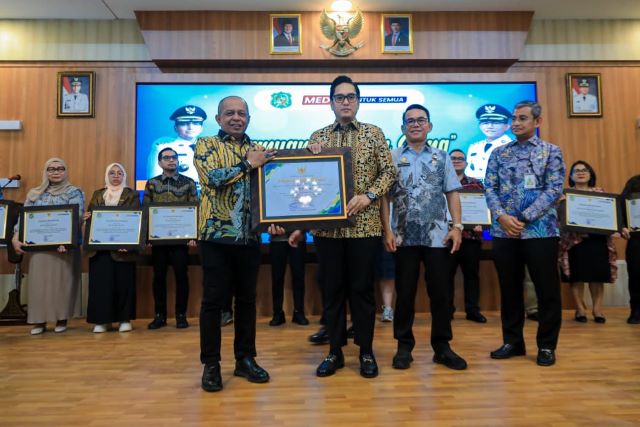 , Wali Kota Medan, Rico Tri Putra Bayu Waas, terima Piagam Penghargaan Paritrana Award Tahun 2025 tingkat Provinsi Sumut