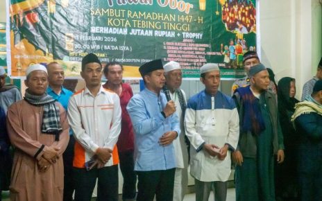 Wali Kota Tebingtinggi, Iman Irdian Saragih, pada Pawai Obor sambut Ramadhan 1447 H