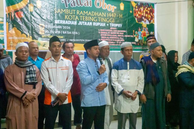 Wali Kota Tebingtinggi, Iman Irdian Saragih, pada Pawai Obor sambut Ramadhan 1447 H