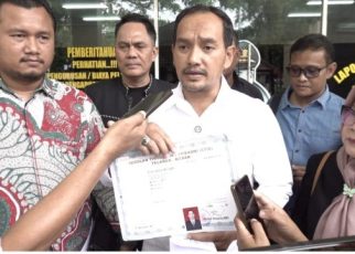 Wali Kota Tebingtinggi, Iman Irdian Saragih, perlihatkan ijazahnya di Mapolda Sumut
