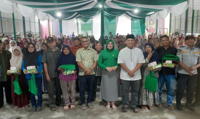 Anggota DPRD Medan Fraksi Hanura-PKB, Roma Uli Silalahi, berikan souvenir usai Sosper III TA 2026 di Medan Marelan (2)