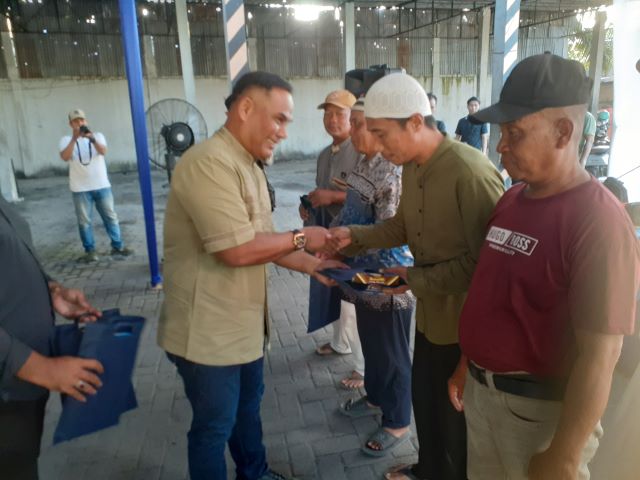 Anggota DPRD Medan Fraksi Partai NasDem, Saipul Bahri, berikan souvenir usai Sosper III TA 2026 di Medan Marelan