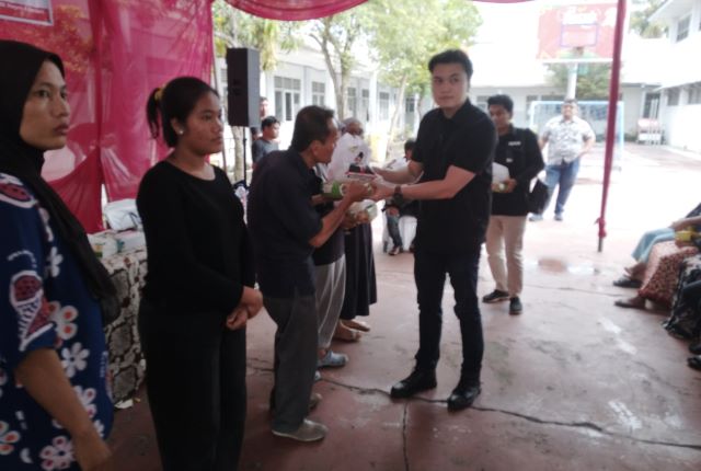 Bendahara Fraksi PSI DPRD Medan, Reinhart Jeremy Anindhita, berikan souvenir usai Sosper III TA 2026 di Medan Perjuangan